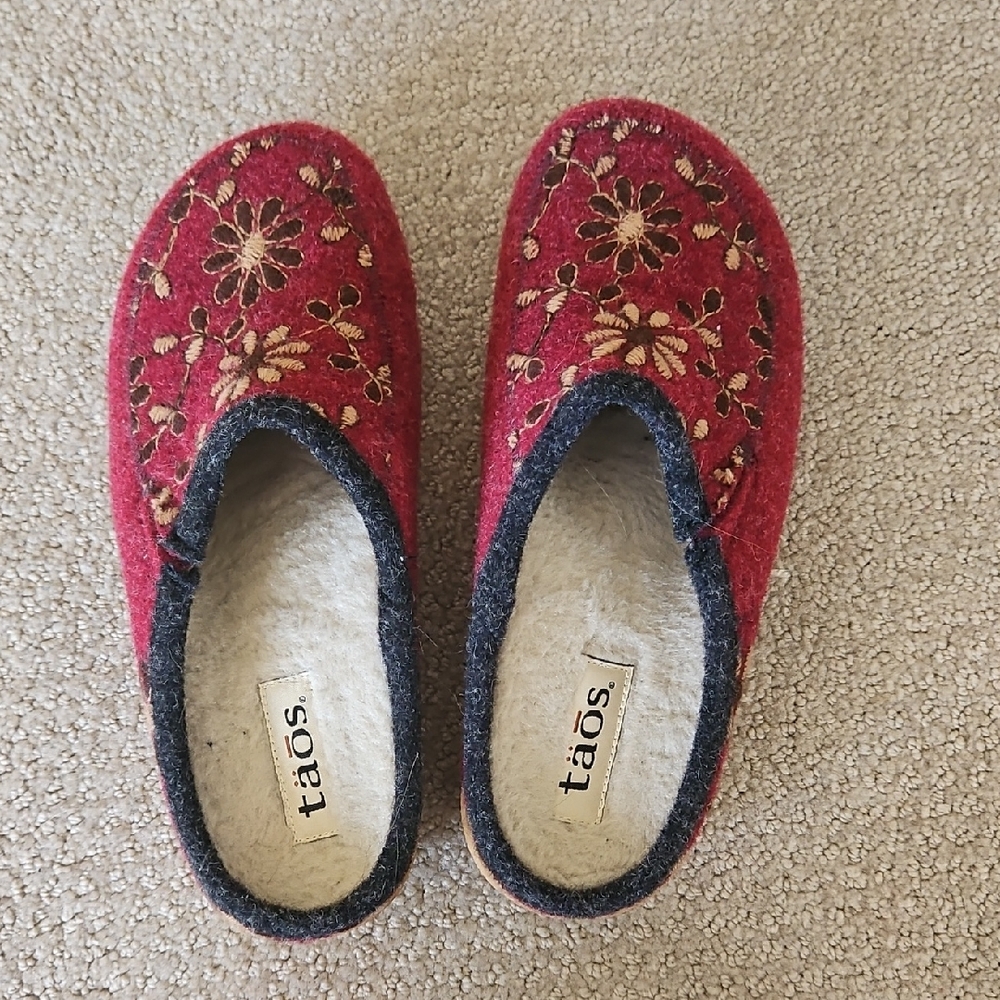 Taos Footwear Red Felt Slip-On Clogs with Embroidered Floral Design